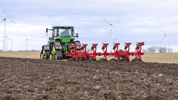 PÖTTINGER’s SERVO T 6000 equipped for On-Land ploughing