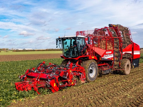 Self-propelled beet harvesters of the REXOR series fundamentally revised